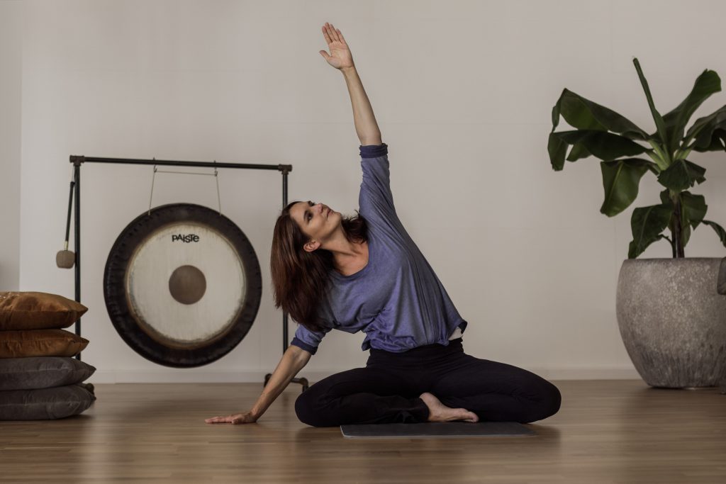 Kursleiterin Simone Mülbert beim Yoga